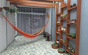 Kitnet com ar condicionado e banheiro externo